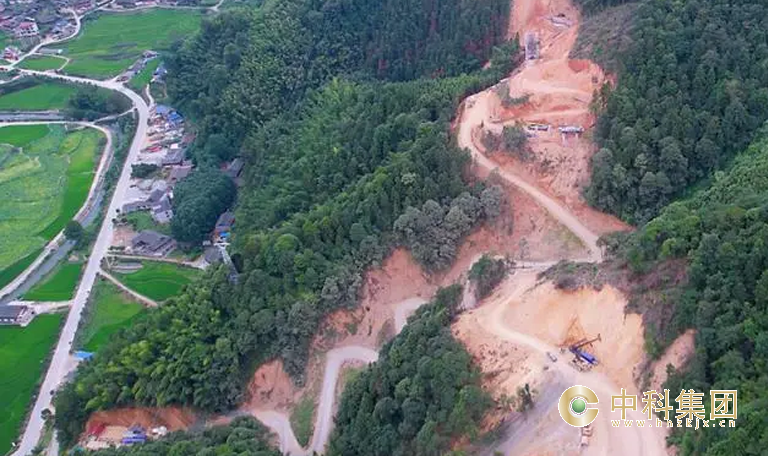 省路橋集團(tuán)城龍高速項(xiàng)目山體護(hù)坡鋼板樁工程